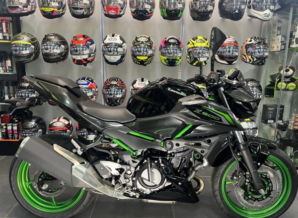 2025 KAWASAKI Z500 SE IN METALLIC MOONDUST GREY