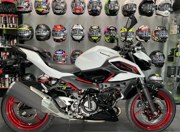 2026 KAWASAKI Z500 SE IN PEARL BLIZZARD WHITE / EBONY