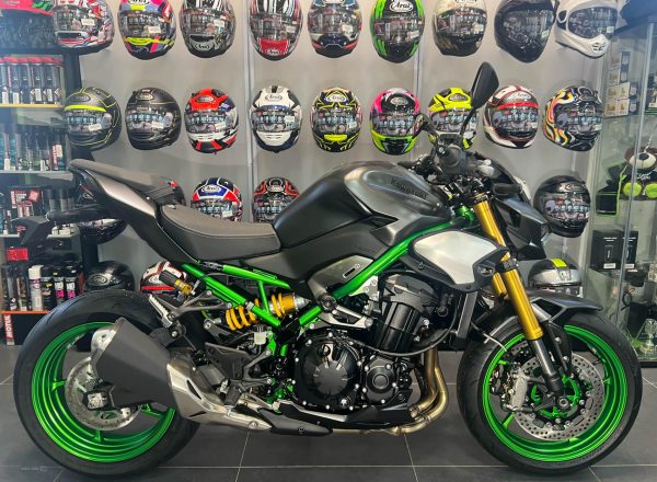 2026 KAWASAKI Z900SE IN METALLIC GRAPHITE GREY