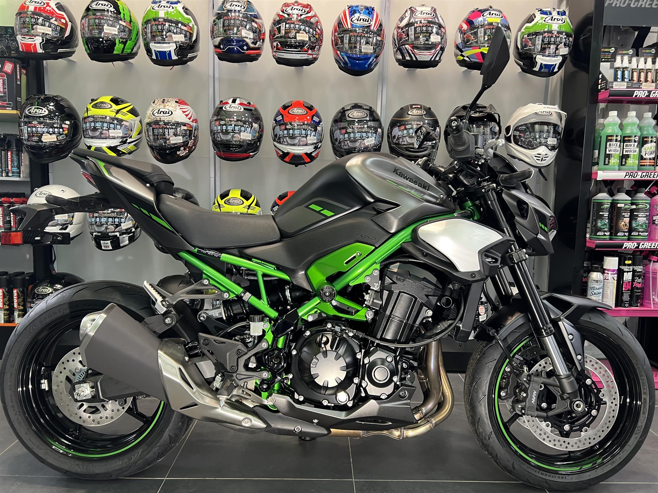 2025 KAWASAKI Z900 IN METALLIC MOONDUST GREY / GREEN FRAME