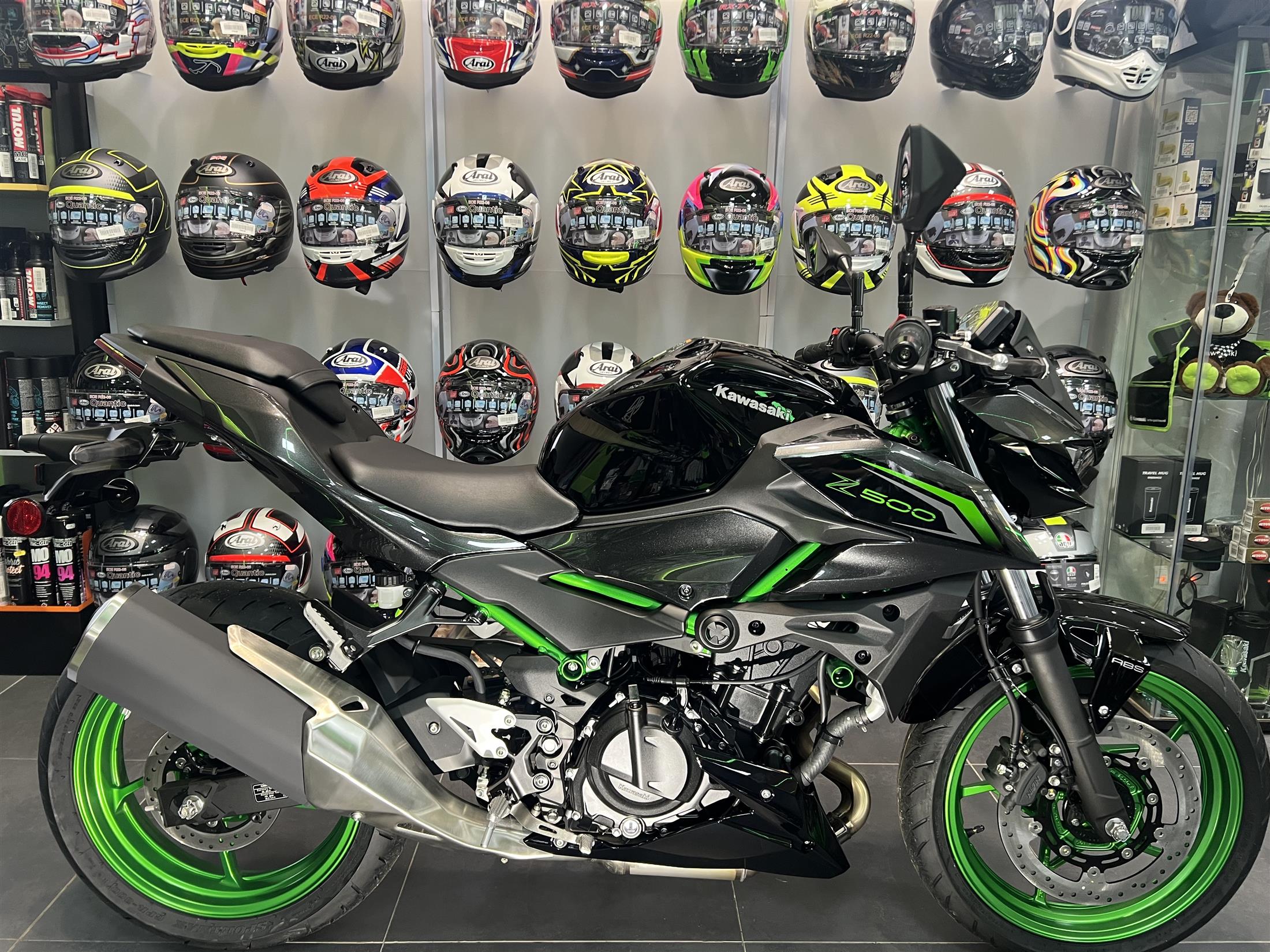 2025 KAWASAKI Z500 SE IN METALLIC MOONDUST GREY