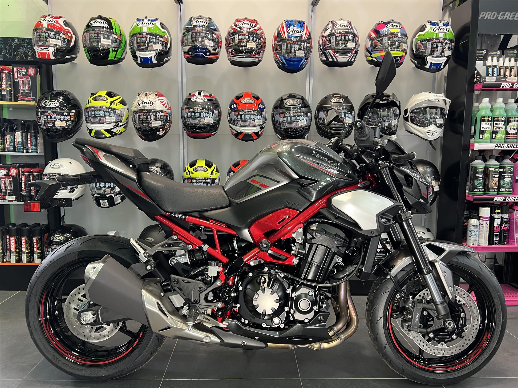 2025 KAWASAKI Z900 IN METALLIC CARBON GREY