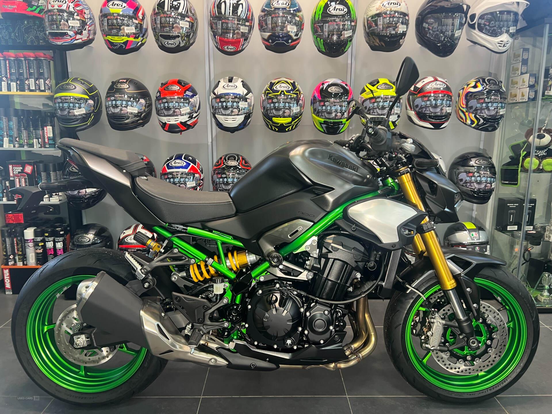 2026 KAWASAKI Z900SE IN METALLIC GRAPHITE GREY